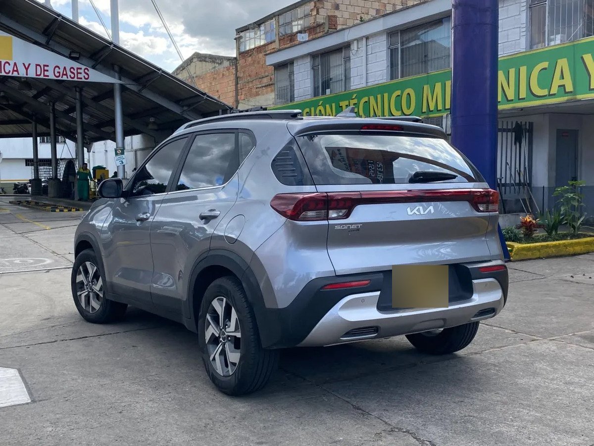 Kia Sonet — trasera tres cuartos