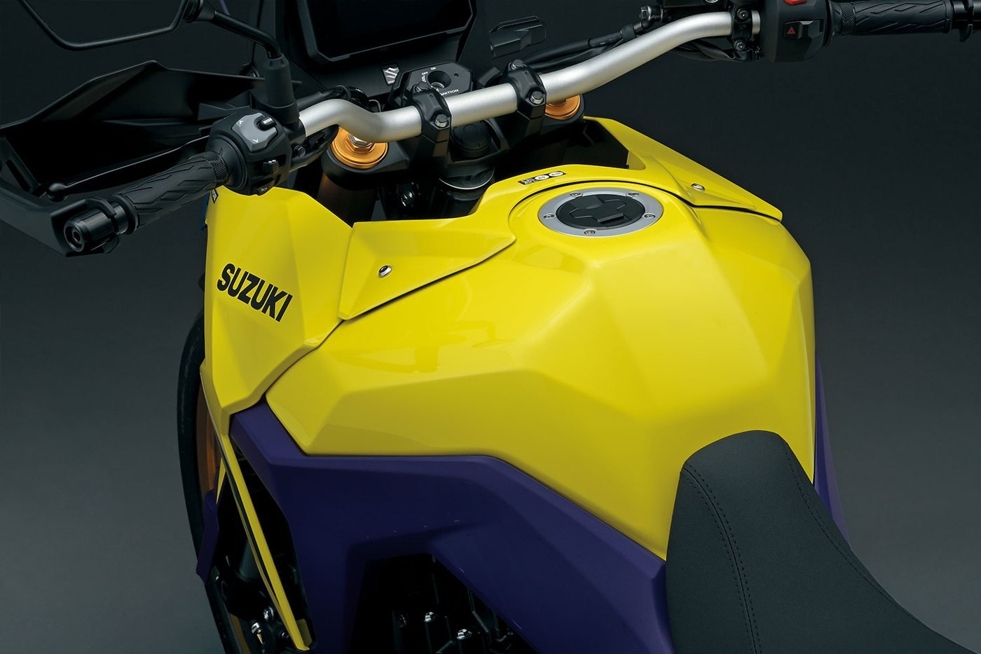 Suzuki V-Strom 800 DE — detalle tanque 20l