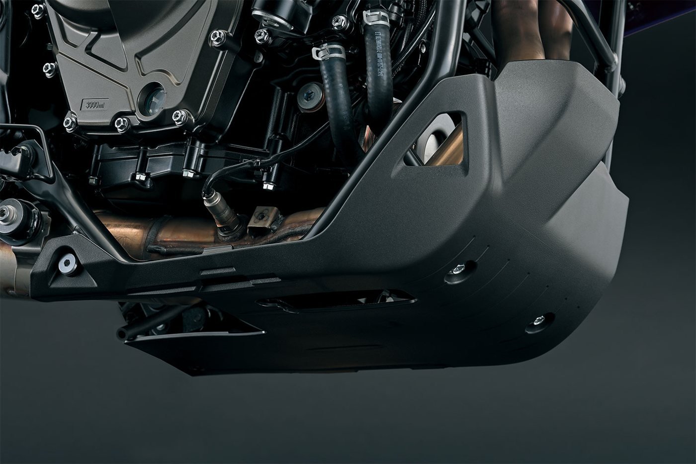 Suzuki V-Strom 800 DE — detalle cubierta inferior
