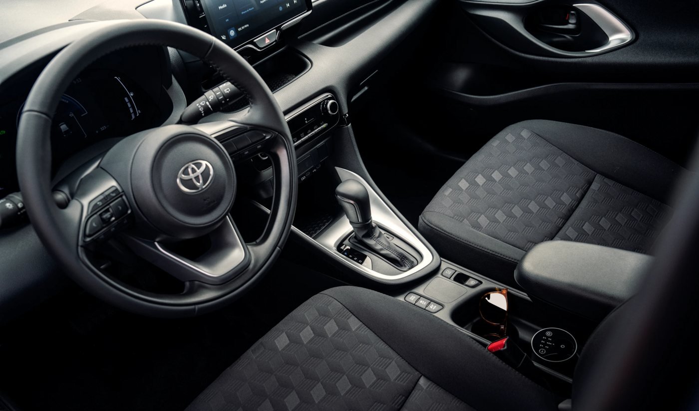 Toyota Yaris HB HEV — puesto conduccion