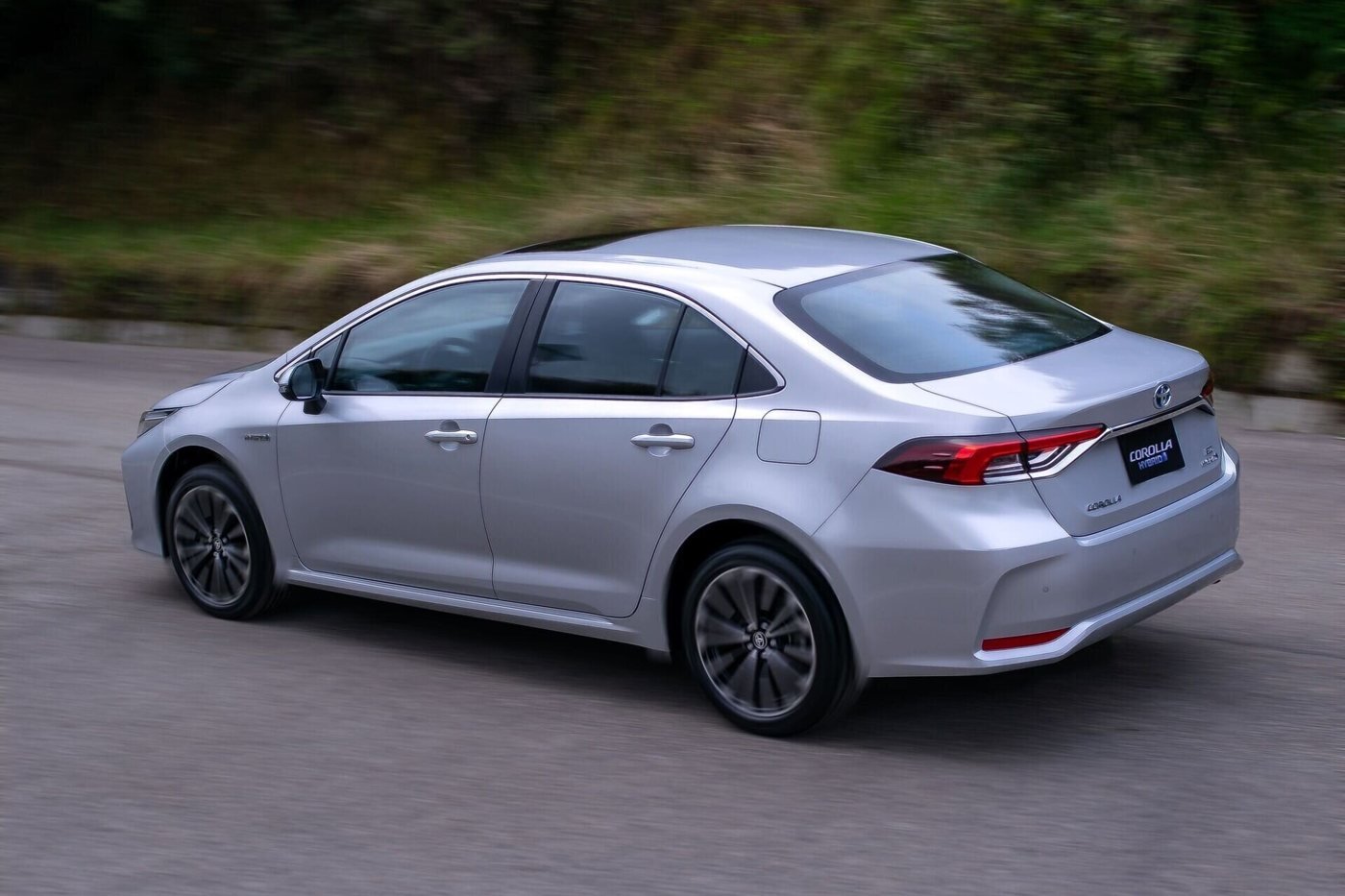 Toyota Corolla HEV — trasera 34 rines
