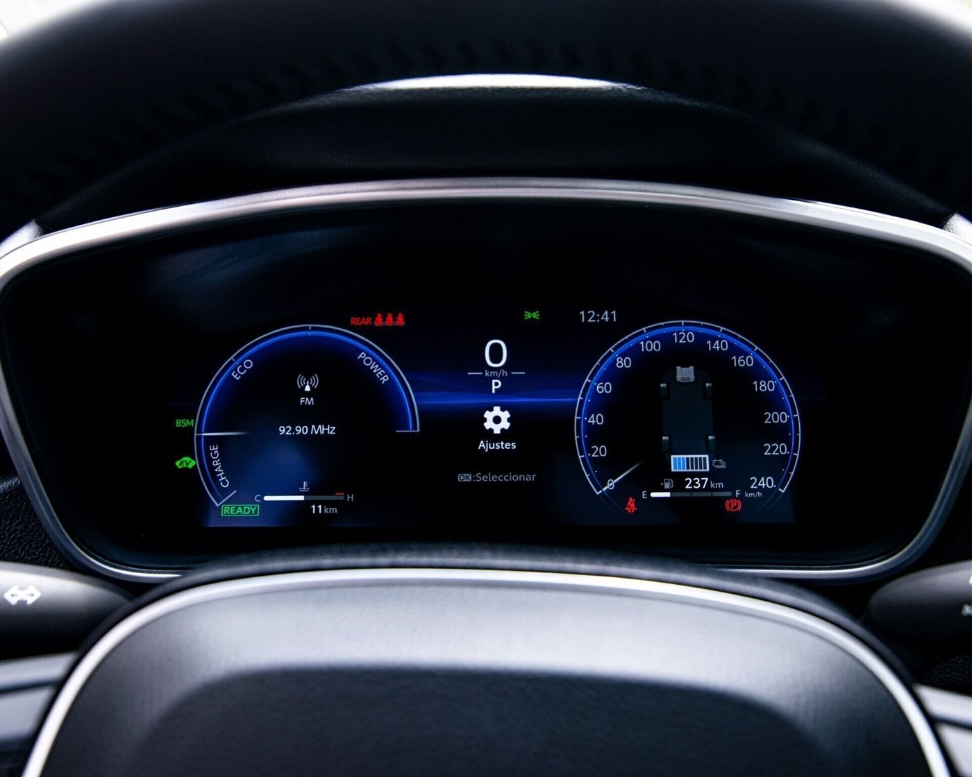 Toyota Corolla HEV — cluster digital