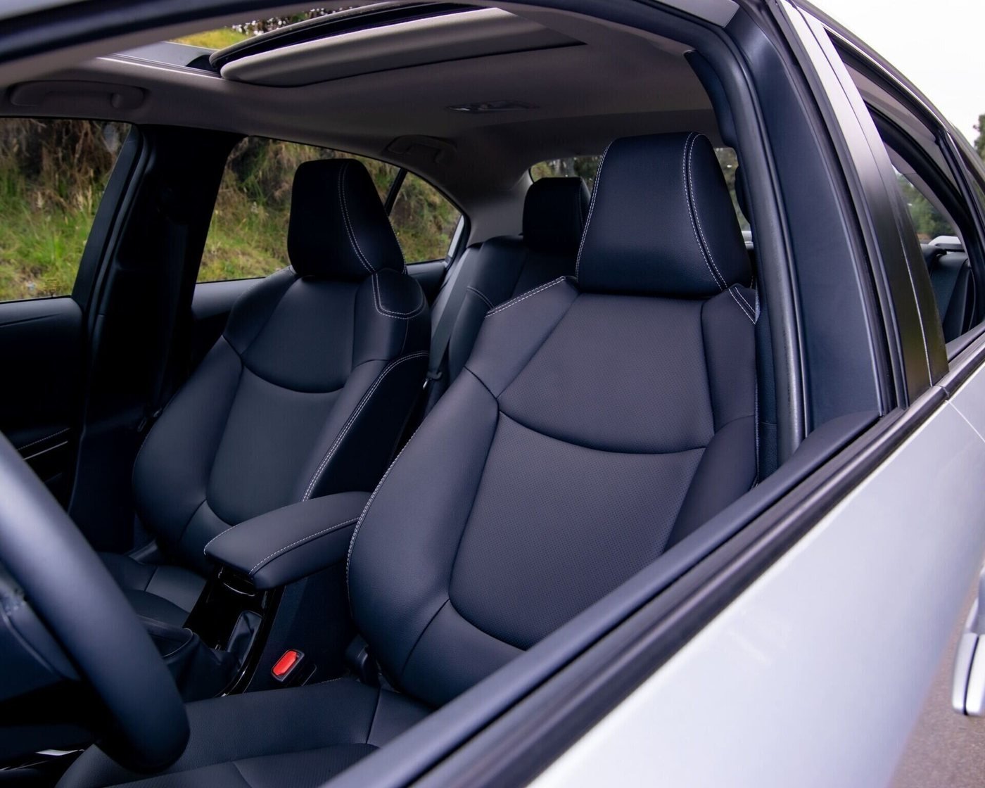 Toyota Corolla HEV — asientos delanteros