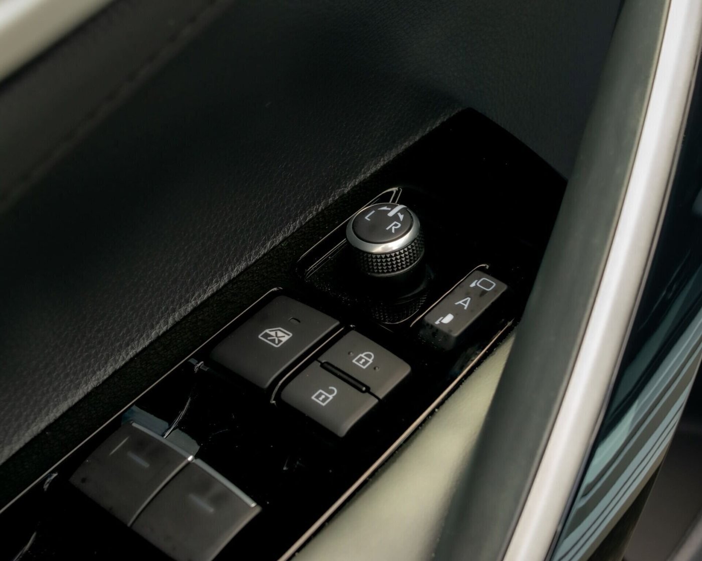 Toyota Corolla HEV — controles puerta