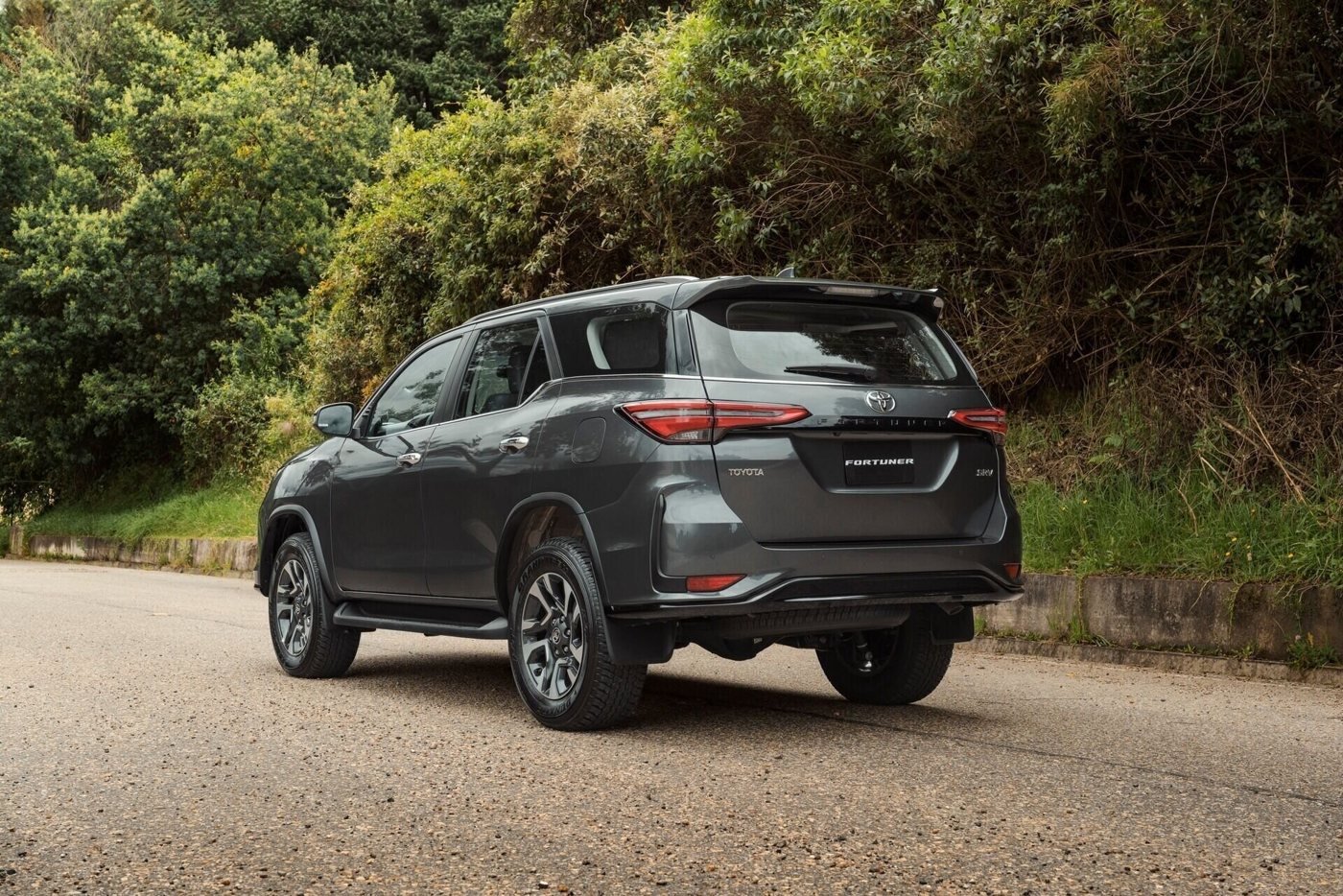 Toyota Fortuner trasera 34