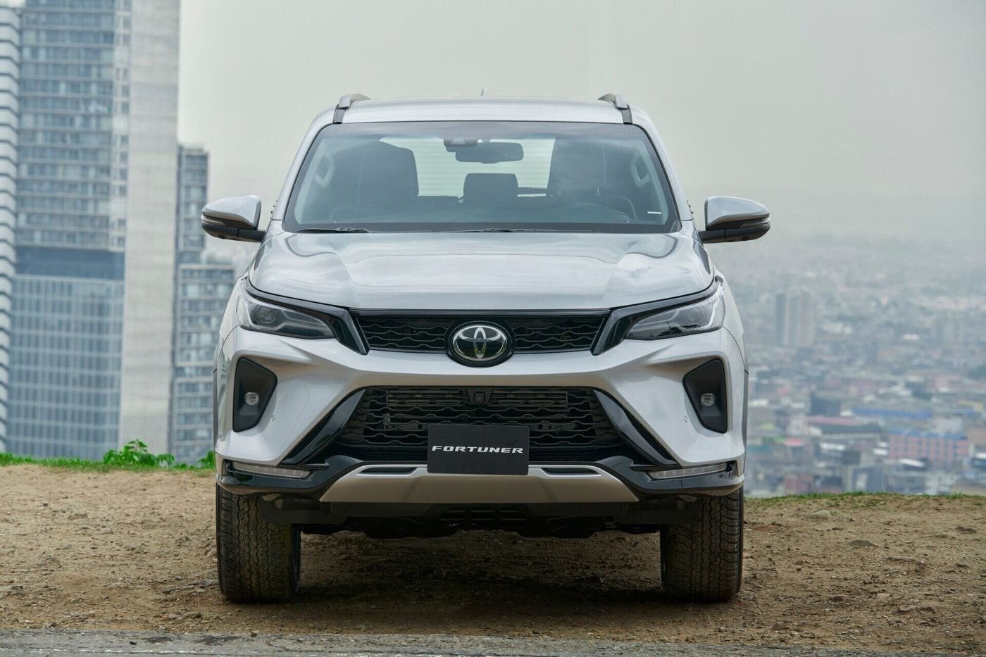 Toyota Fortuner — frontal