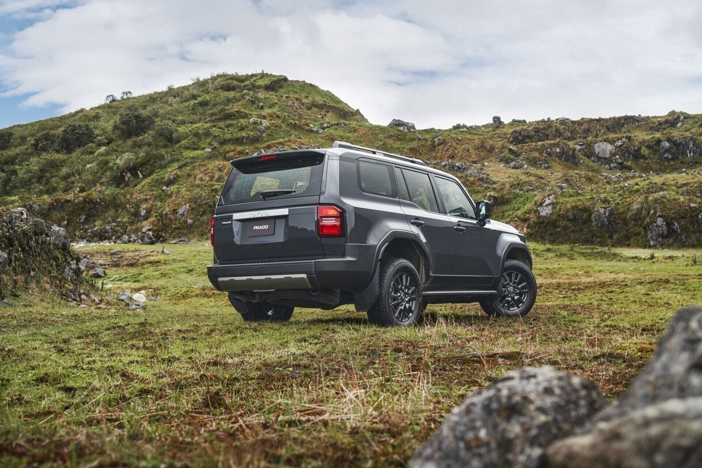 Toyota Land Cruiser Prado trasera 34 exterior