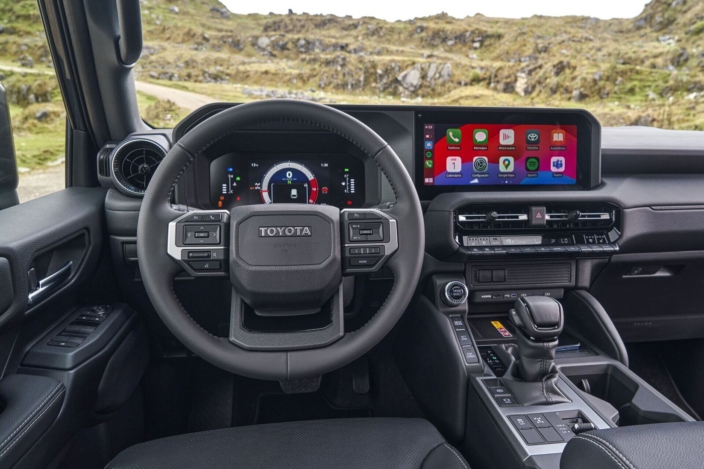 Toyota Land Cruiser Prado — tablero pantalla 12 3