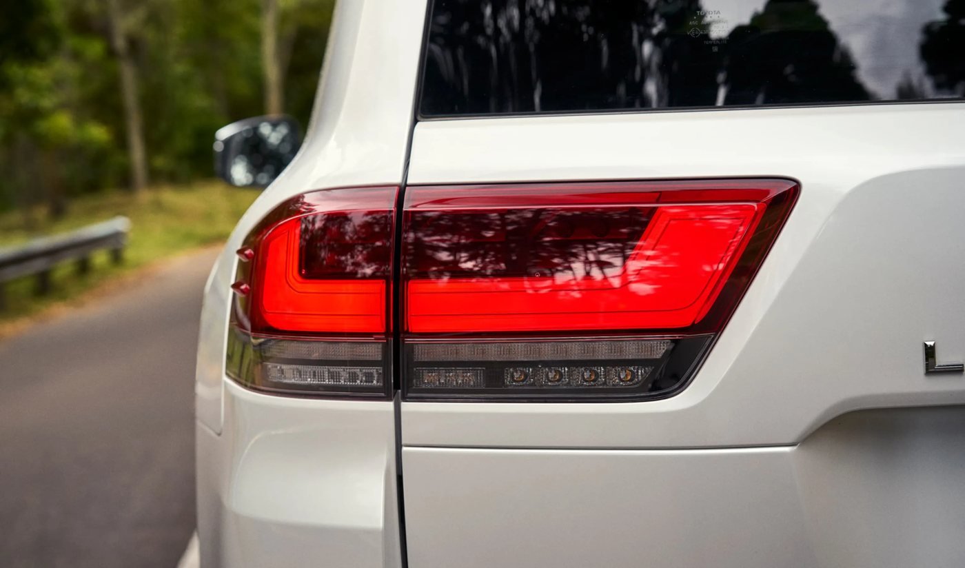 Toyota Land Cruiser 300 HEV — luces traseras