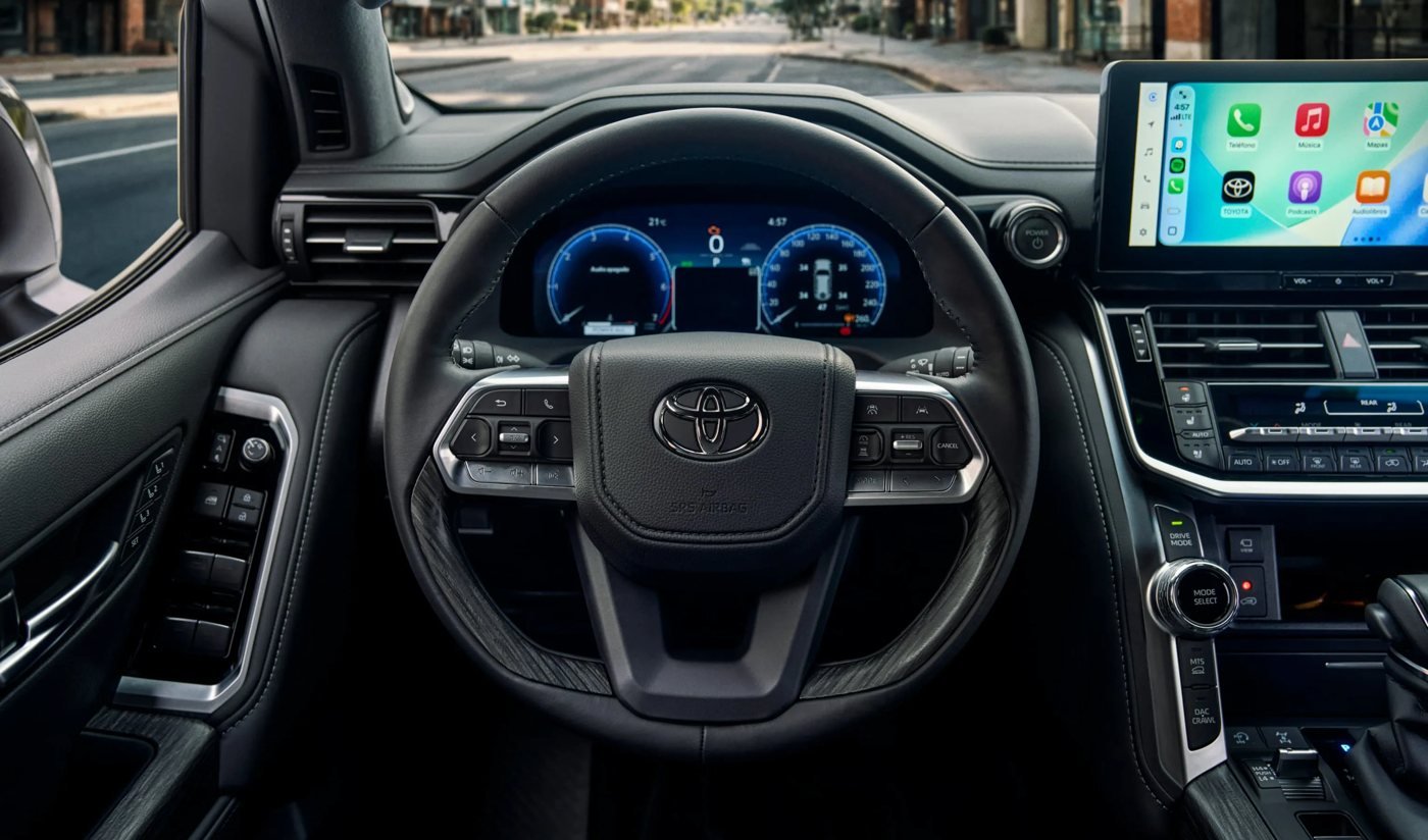 Toyota Land Cruiser 300 HEV — tablero pantalla 12 3