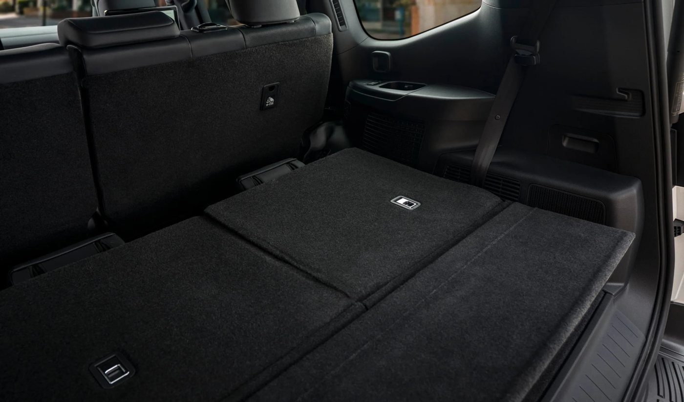Toyota Land Cruiser 300 HEV — consola cargador inalambrico