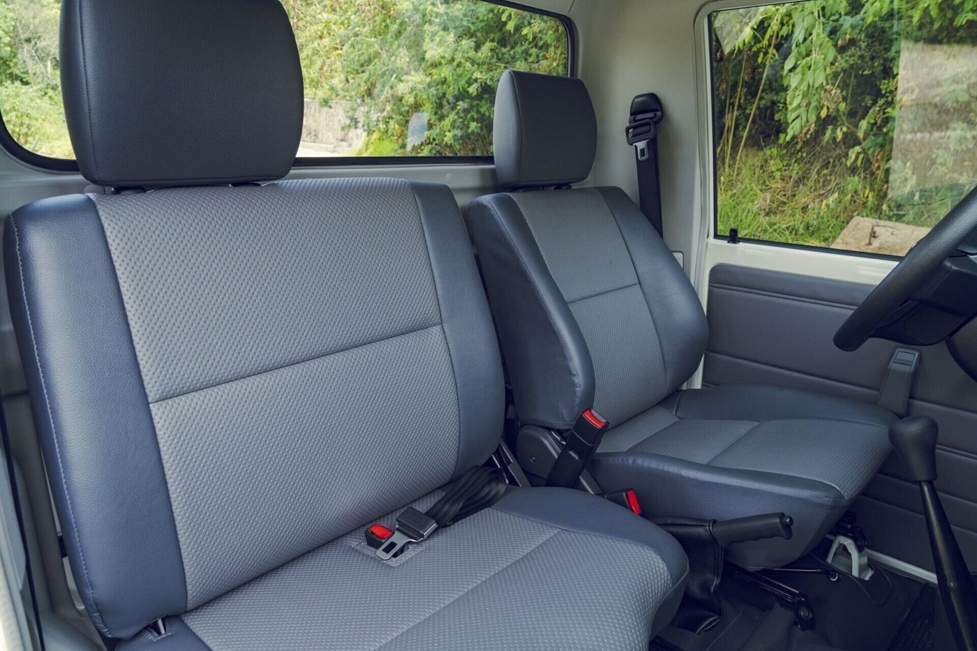 Toyota Land Cruiser 79 — asientos vinilo