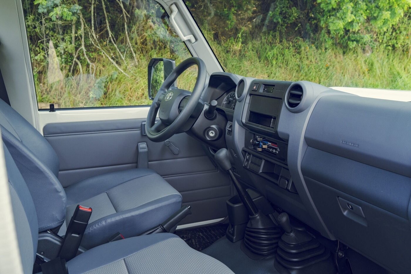 Toyota Land Cruiser 79 — cabina
