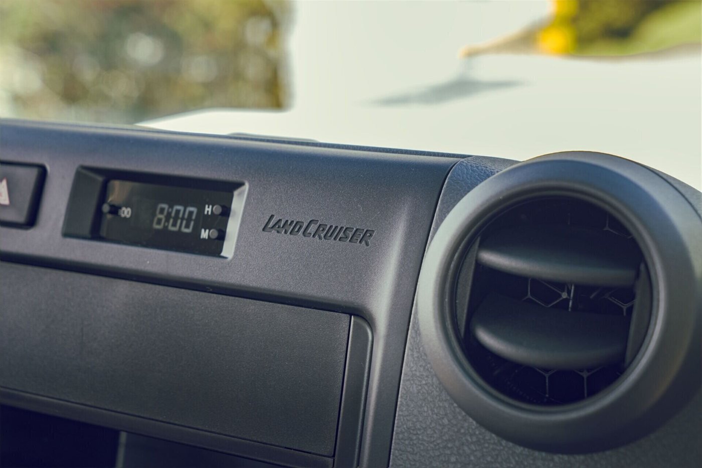 Toyota Land Cruiser 79 — reloj digital