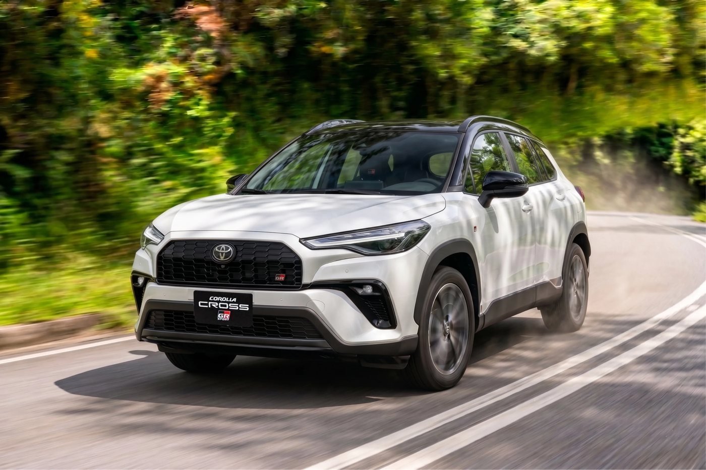Toyota Corolla Cross GR-S en movimiento frontal