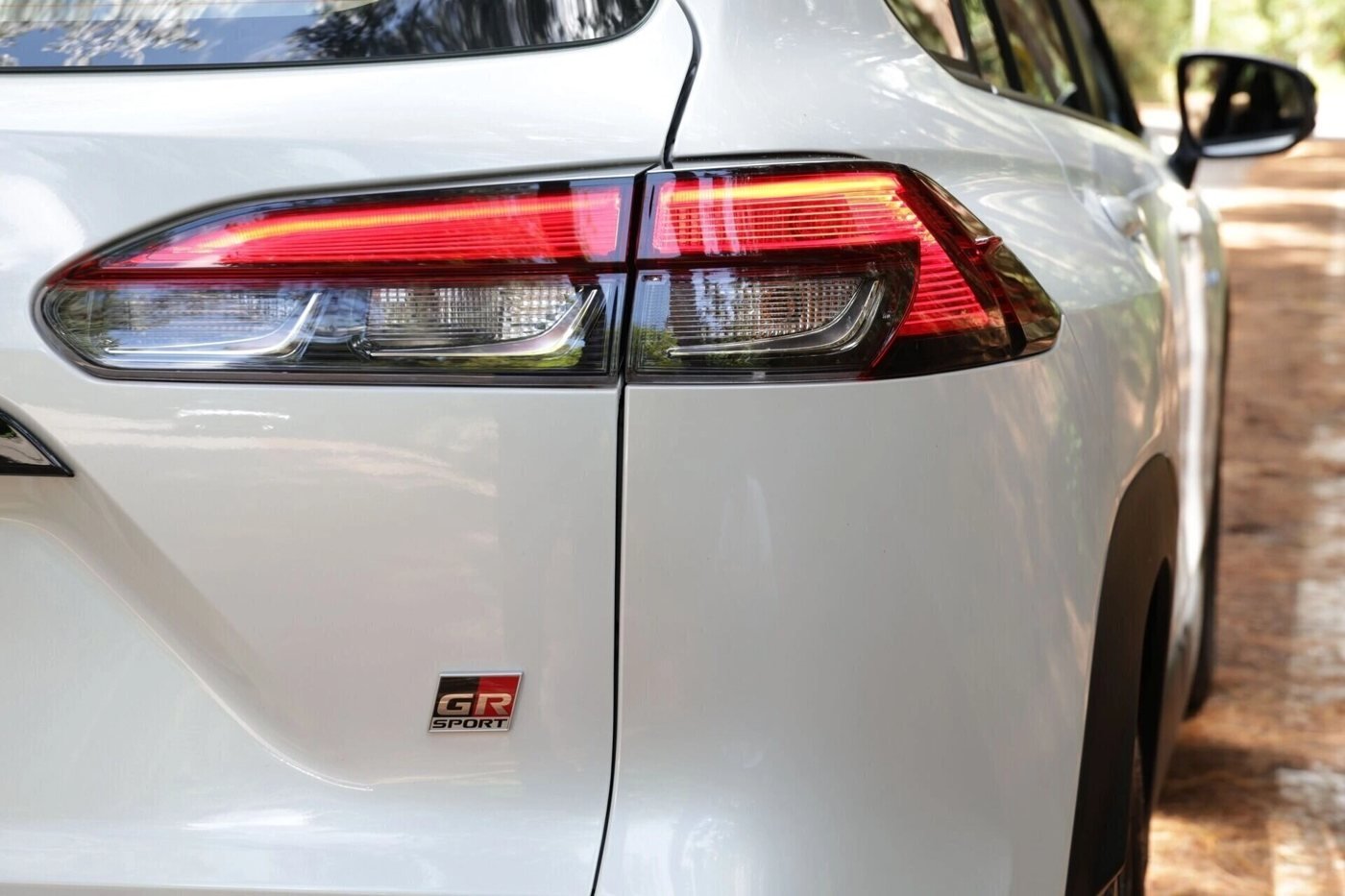 Toyota Corolla Cross GR-S — emblema gr trasero