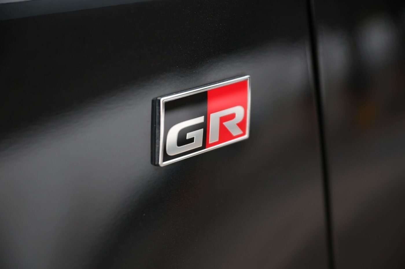 Toyota Corolla Cross GR-S — emblema gr