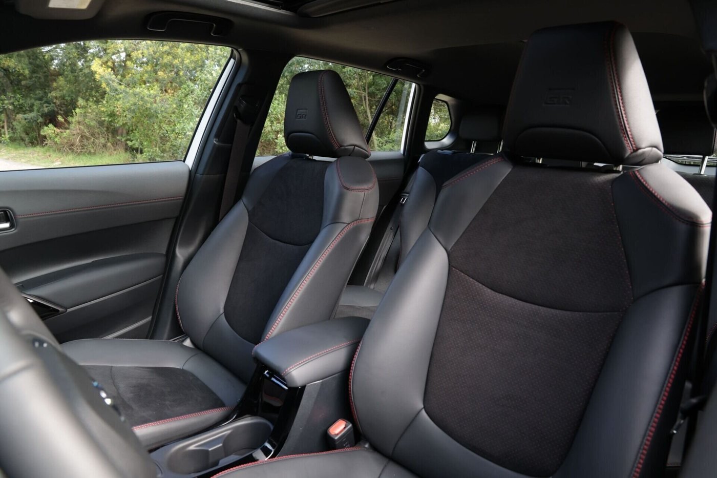 Toyota Corolla Cross GR-S — asientos delanteros