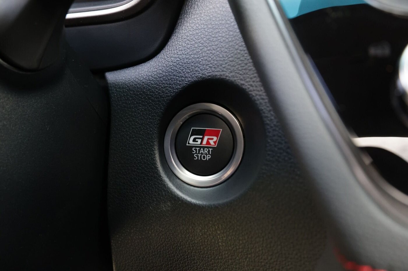 Toyota Corolla Cross GR-S — boton encendido gr