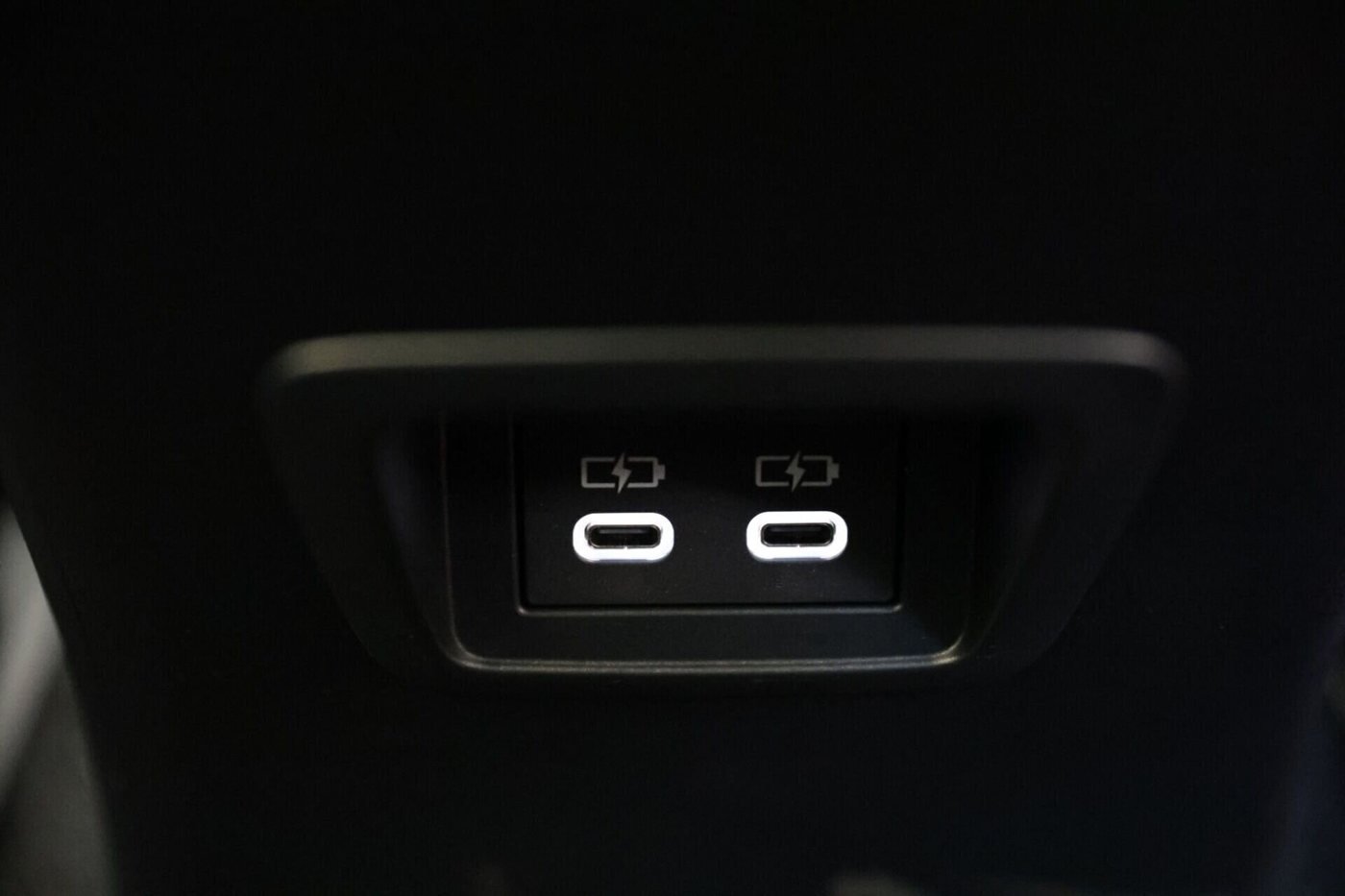 Toyota Corolla Cross GR-S — puertos usb c