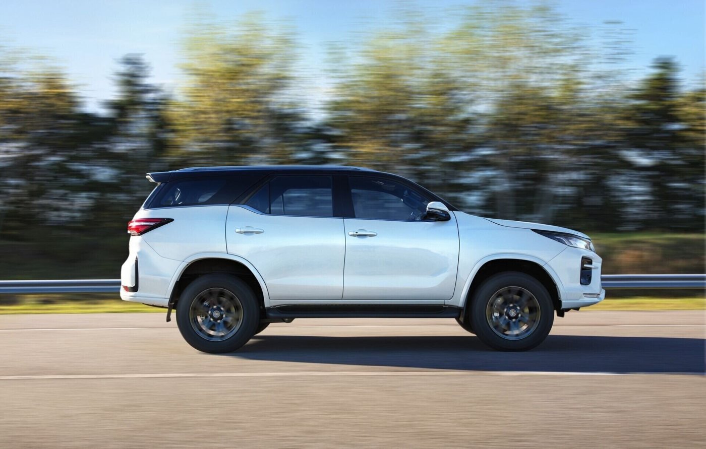 Toyota Fortuner GR-S lateral