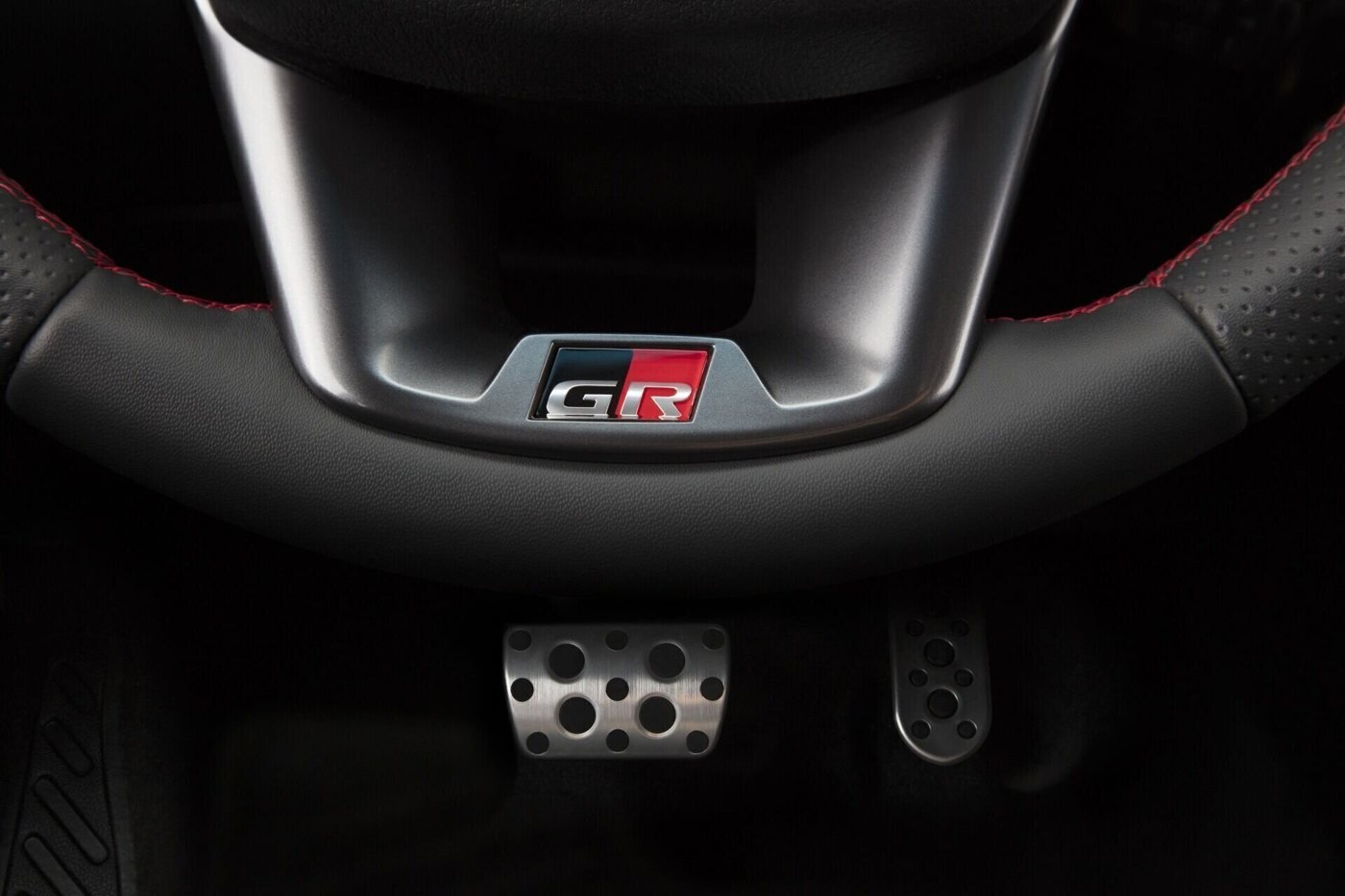 Toyota Fortuner GR-S — timon pedales