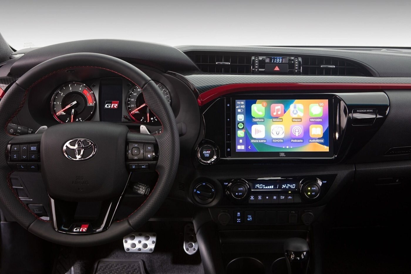 Toyota Hilux GR-S — tablero pantalla