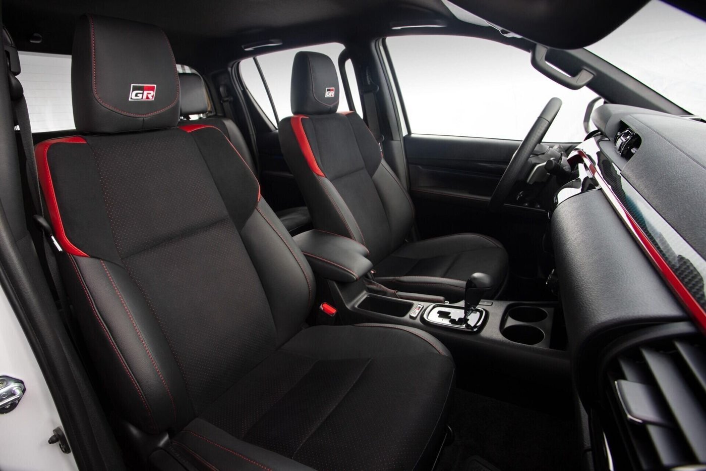 Toyota Hilux GR-S — asientos delanteros