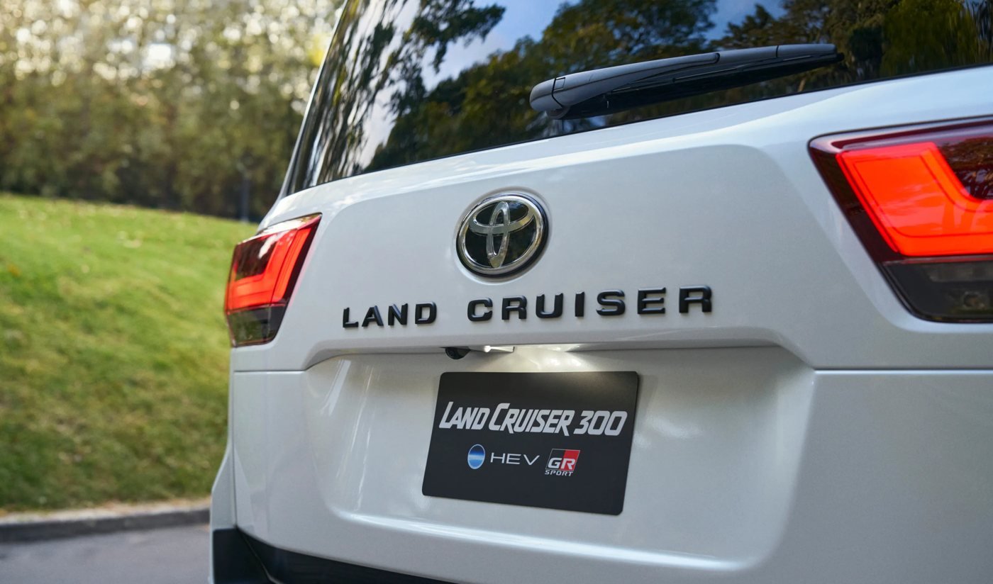 Toyota Land Cruiser 300 GR-S HEV emblema trasero hev gr