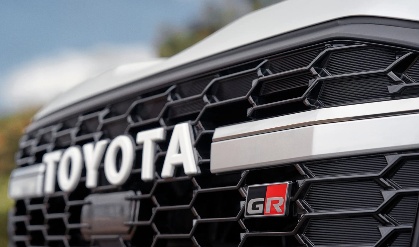 Toyota Land Cruiser 300 GR-S HEV — parrilla gr