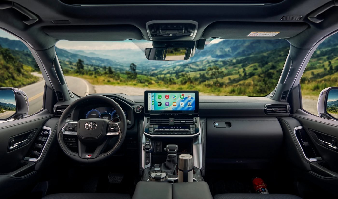 Toyota Land Cruiser 300 GR-S HEV — tablero panoramico
