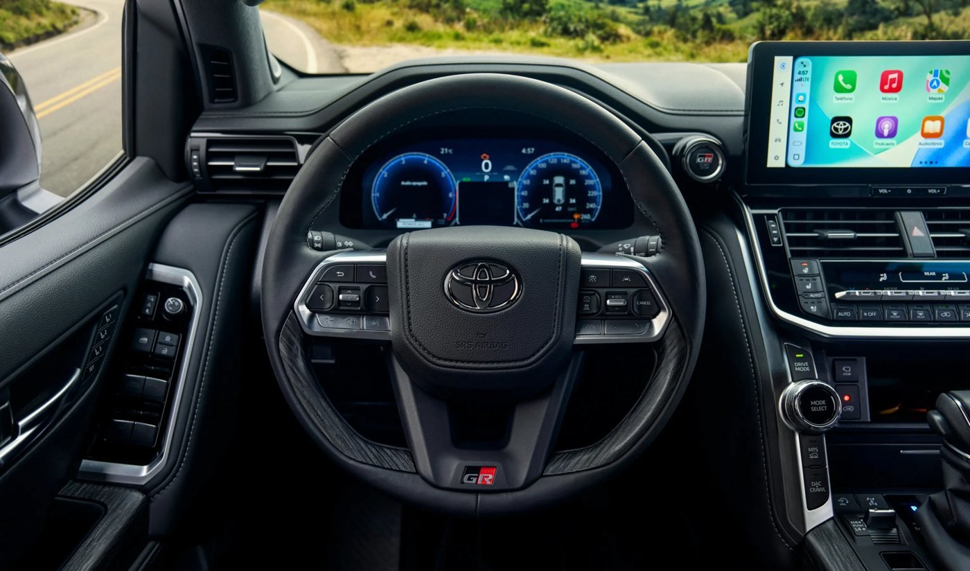Toyota Land Cruiser 300 GR-S HEV — timon cluster