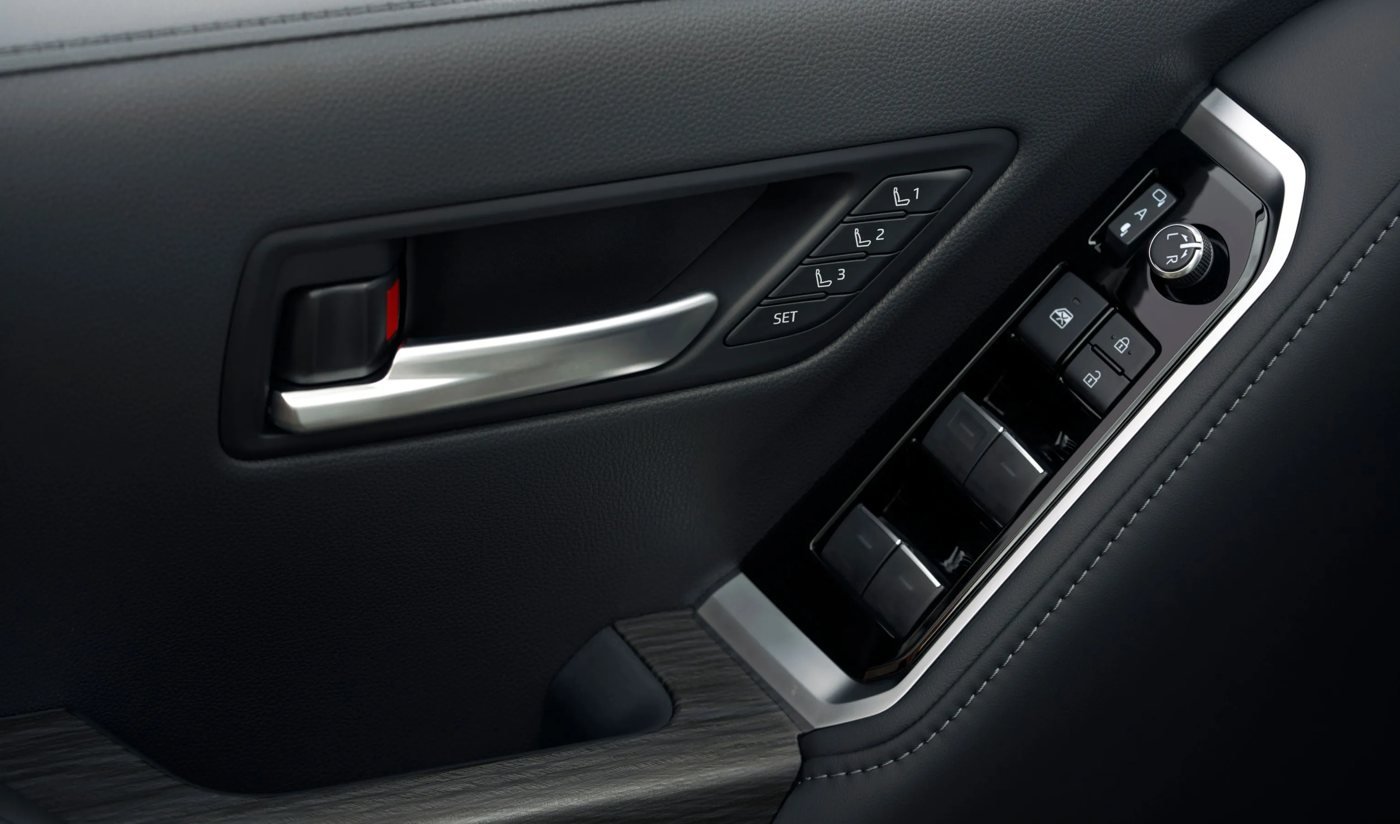 Toyota Land Cruiser 300 GR-S HEV — panel puerta