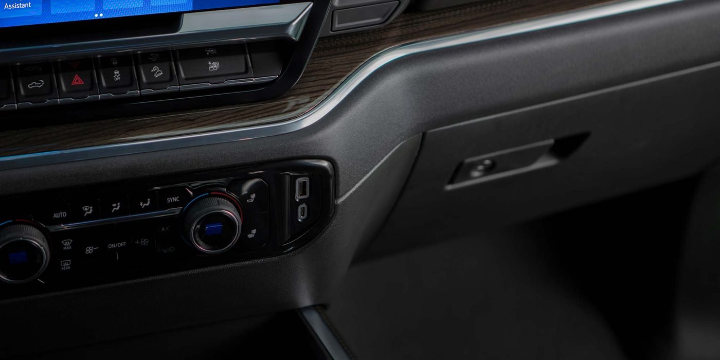 Chevrolet Silverado — interior
